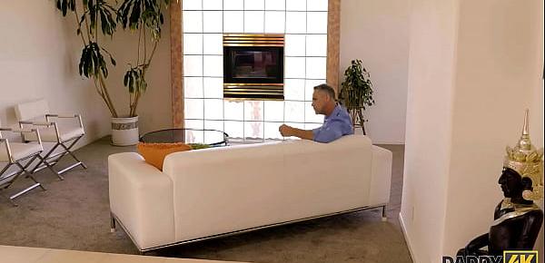 DADDY4K. Mann spießt die kahle Muschi der heißen Freundin des Sohnes auf verschiedene Weise auf